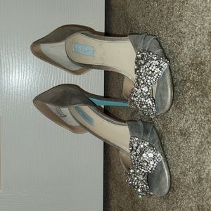 Betsy Johnson Women Size 9 Formal or Wedding Silver Heels w/Rhinestone Bowes